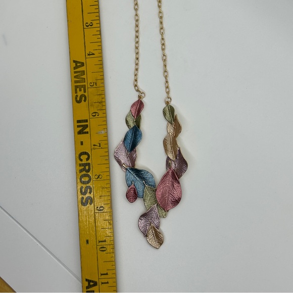 Gold metal chain with metal leaves in cluster - Picture 3 of 8